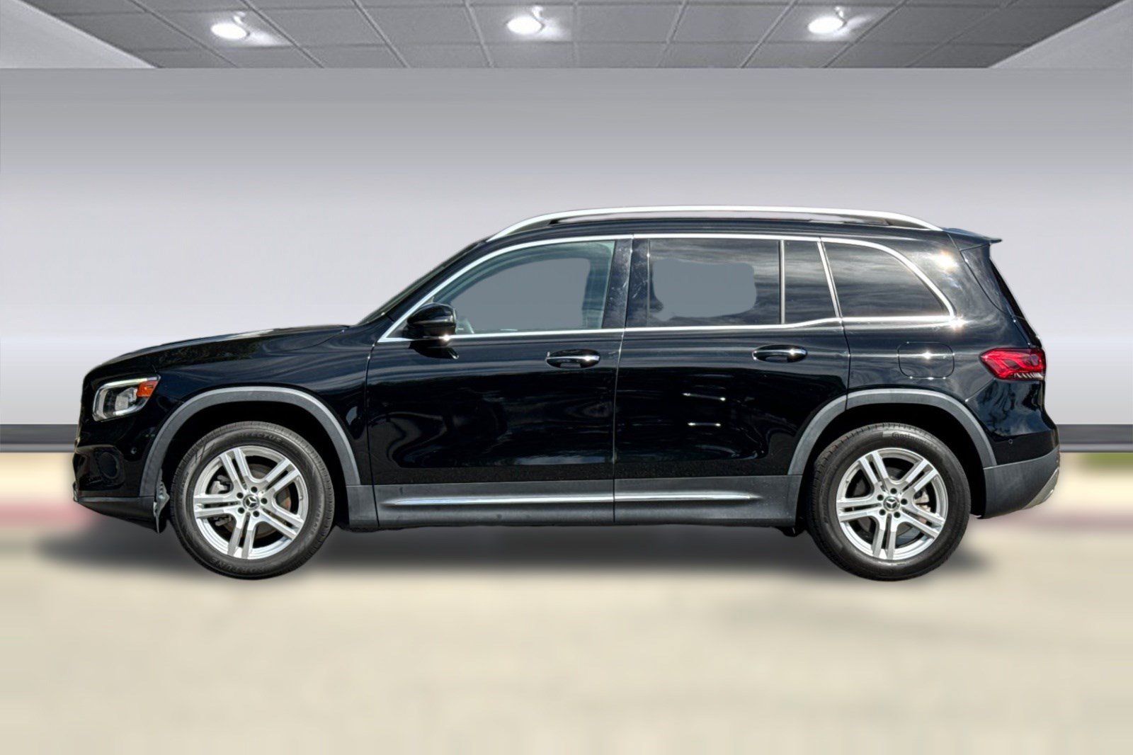 Used 2023 Mercedes-Benz GLB 250 image 2