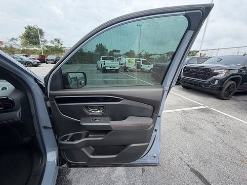 Used 2025 Honda Pilot Sport image 24
