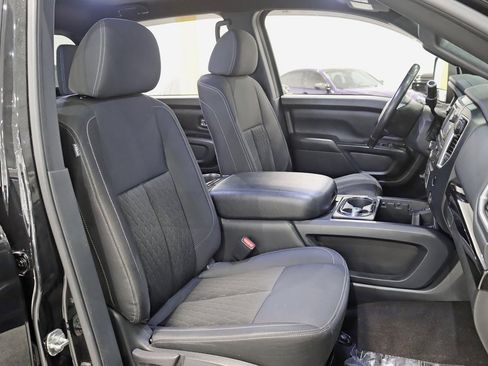 Used 2018 Nissan Titan SV w/ SV Convenience Package image 23