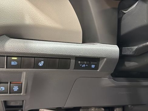 Used 2024 Toyota Sienna LE AWD/4WD image 37