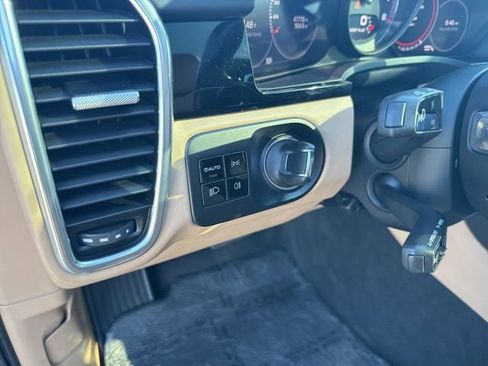 Used 2021 Porsche Cayenne Turbo image 17