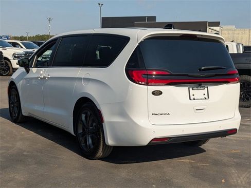 New 2026 Chrysler Pacifica Select image 5