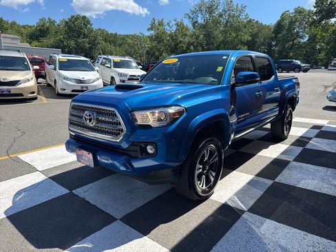 Used 2017 Toyota Tacoma TRD Sport w/ Tow Package (A/T) AWD/4WD image 5