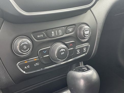 Used 2020 Jeep Cherokee Latitude Plus image 16