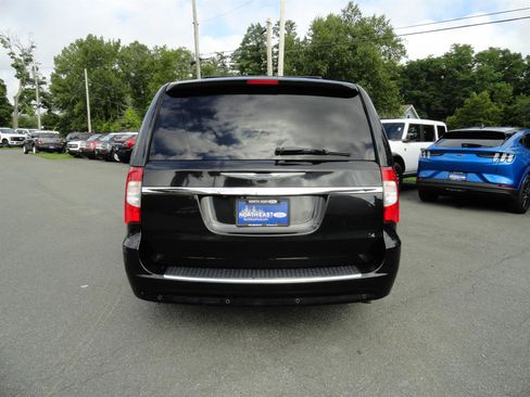 Used 2016 Chrysler Town & Country Touring-L w/ Driver Convenience Group FWD image 6