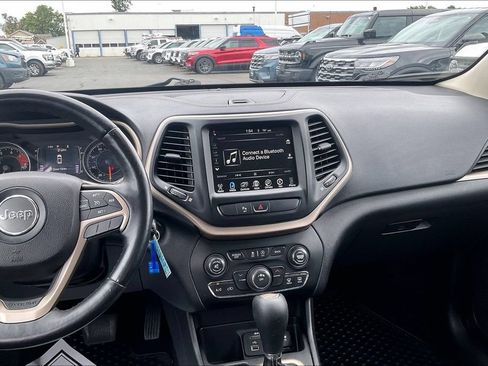 Used 2017 Jeep Cherokee Latitude w/ Safety/Convenience Group FWD image 5