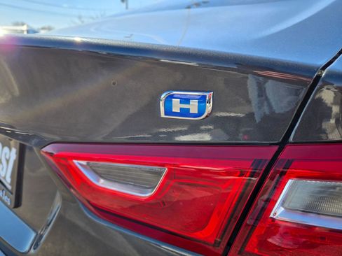 Used 2018 Chevrolet Malibu Hybrid Sedan 4D w/ Leather Package image 22