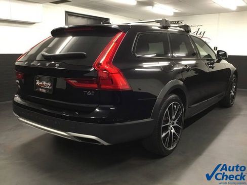 Used 2020 Volvo V90 T6 Cross Country image 10