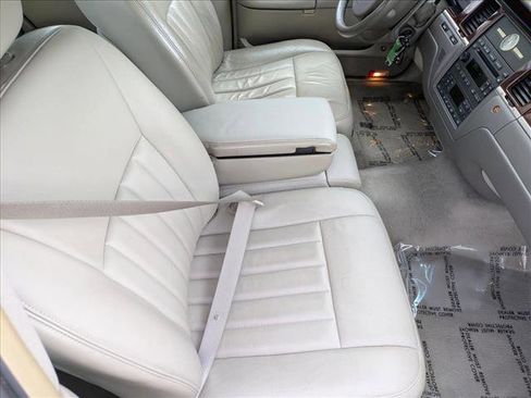 Used 2005 Lincoln Town Car Signature RWD image 18
