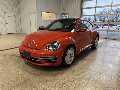 Used 2019 Volkswagen Beetle 2.0T SE w/ SE Premium Package image 2