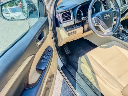 Used 2014 Toyota Highlander XLE FWD image 13