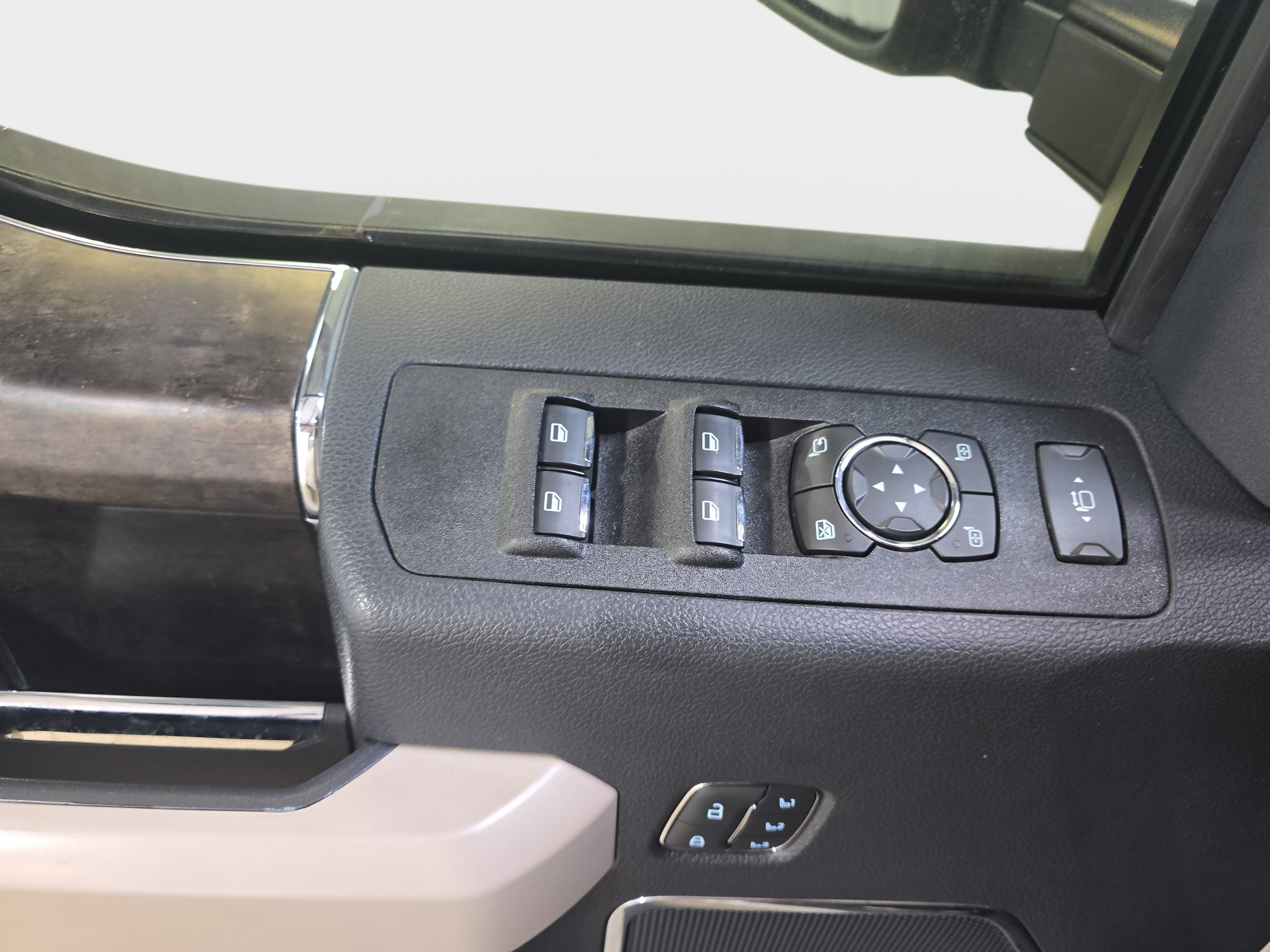 Used 2022 Ford F250 Lariat w/ Black Appearance Package AWD/4WD image 25