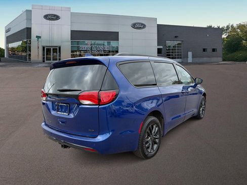 Used 2020 Chrysler Pacifica Touring-L AWD/4WD image 11