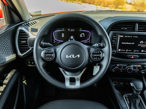 Used 2025 Kia Soul LX w/ LX Technology Package FWD image 22