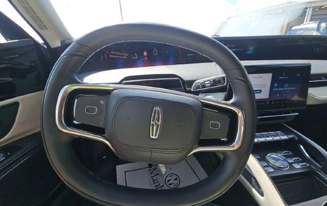 Used 2025 Lincoln Nautilus Reserve AWD/4WD image 7