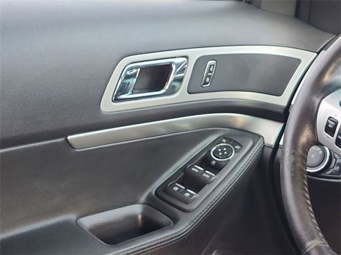 Used 2015 Ford Explorer XLT image 11