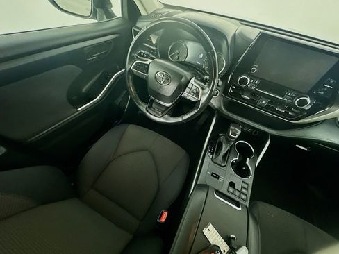 Used 2024 Toyota Highlander LE image 9