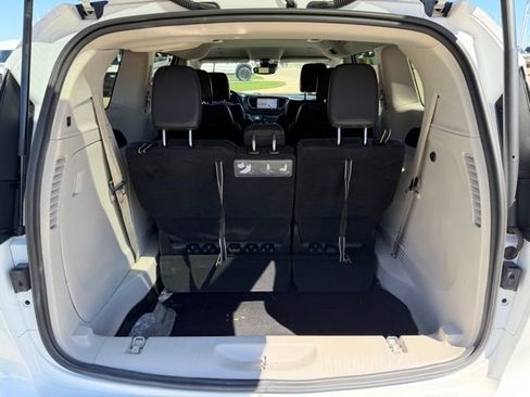 Used 2021 Chrysler Pacifica Touring-L FWD image 8