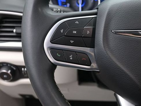 Used 2023 Chrysler Pacifica Touring-L FWD image 28