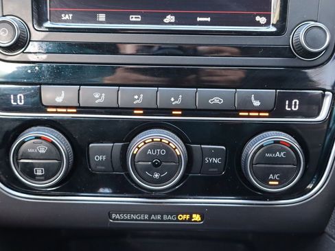 Used 2018 Volkswagen Passat 2.0T R-Line w/ R-Line Lighting Package FWD image 18