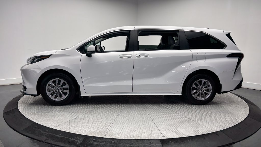 Certified 2026 Toyota Sienna LE FWD image 4