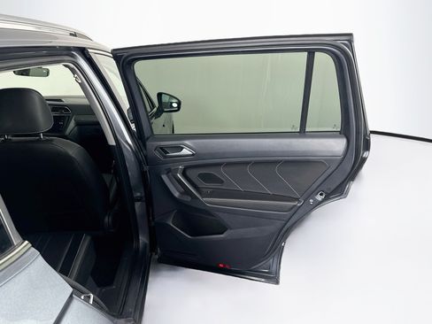 Used 2023 Volkswagen Tiguan SE w/ Panoramic Sunroof Package FWD image 33