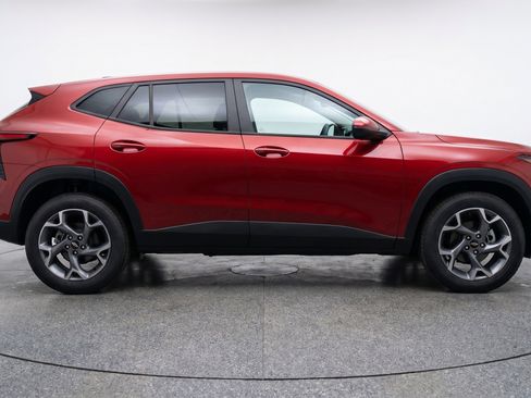 Used 2025 Chevrolet Trax LT w/ LT Convenience Package FWD image 11