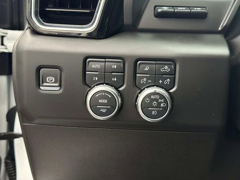 Used 2025 GMC Sierra 3500 Denali w/ Technology Package AWD/4WD image 27