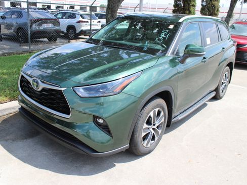 Used 2024 Toyota Highlander XLE FWD image 3