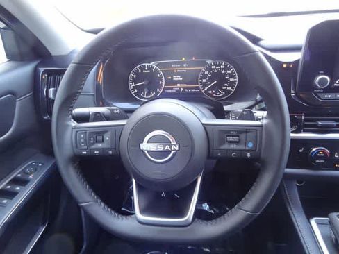 Used 2025 Nissan Pathfinder SV FWD image 17