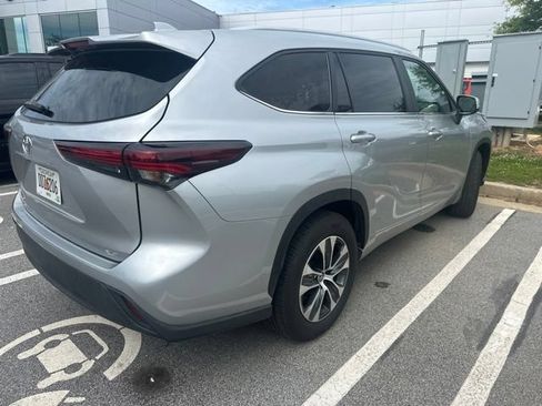 Used 2024 Toyota Highlander XLE FWD image 3