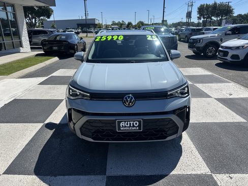 Used 2025 Volkswagen Taos SE w/ Panoramic Sunroof Package FWD image 2