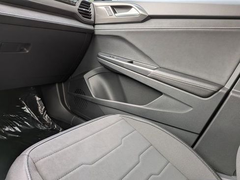 New 2026 Volkswagen Taos SE image 16