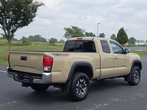 Used 2017 Toyota Tacoma TRD Off-Road w/ Tow Package AWD/4WD image 8