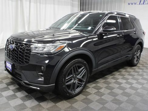 Used 2025 Ford Explorer ST-Line w/ ST-Line Street Pack AWD/4WD image 9