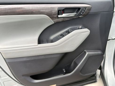 Used 2023 Toyota Highlander Limited FWD image 13