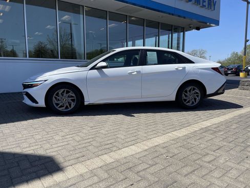 Used 2024 Hyundai Elantra SEL FWD image 2