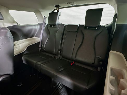 Used 2024 Kia Carnival LX image 27