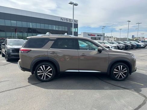 Used 2023 Nissan Pathfinder Platinum AWD/4WD image 13