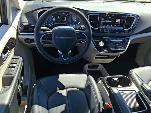 Used 2024 Chrysler Pacifica Touring-L FWD image 12