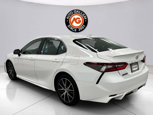 Used 2024 Toyota Camry SE image 5