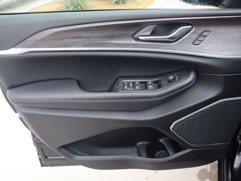 New 2026 Jeep Grand Cherokee Limited AWD/4WD image 17