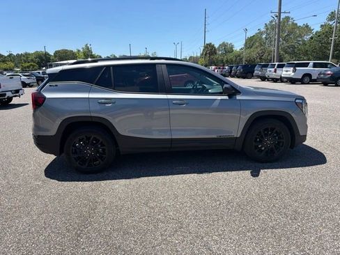 Used 2023 GMC Terrain SLE w/ Driver Convenience Package FWD image 4