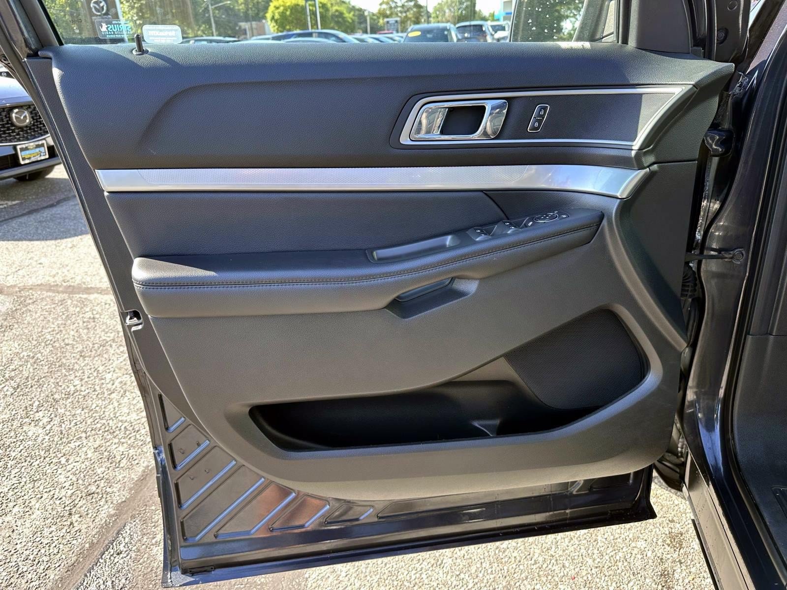 Used 2017 Ford Explorer XLT AWD/4WD image 8