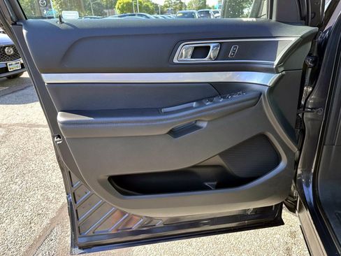 Used 2017 Ford Explorer XLT w/ Equipment Group 202A AWD/4WD image 8