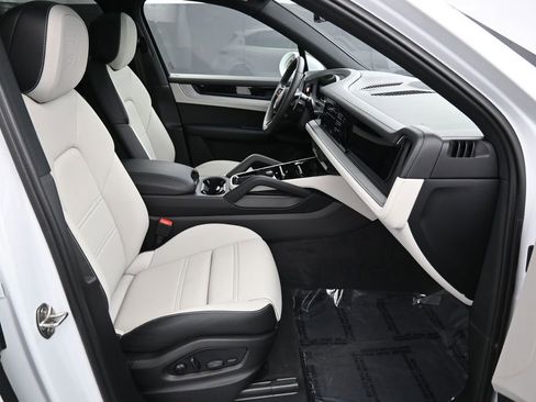 Certified 2025 Porsche Cayenne AWD/4WD image 27
