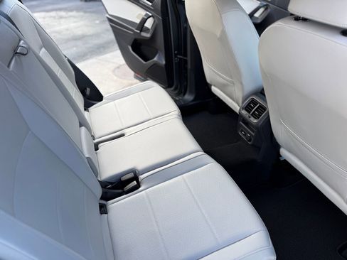 Used 2020 Volkswagen Tiguan SE image 29