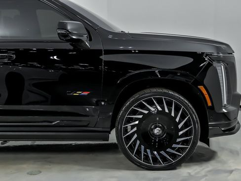 Used 2025 Cadillac Escalade V w/ LPO, ONYX Package image 15
