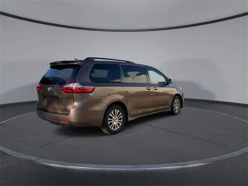 Used 2019 Toyota Sienna XLE image 8