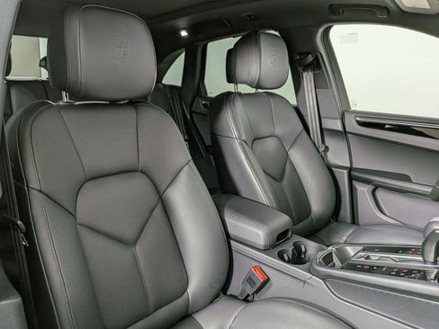 Certified 2025 Porsche Macan AWD/4WD image 23